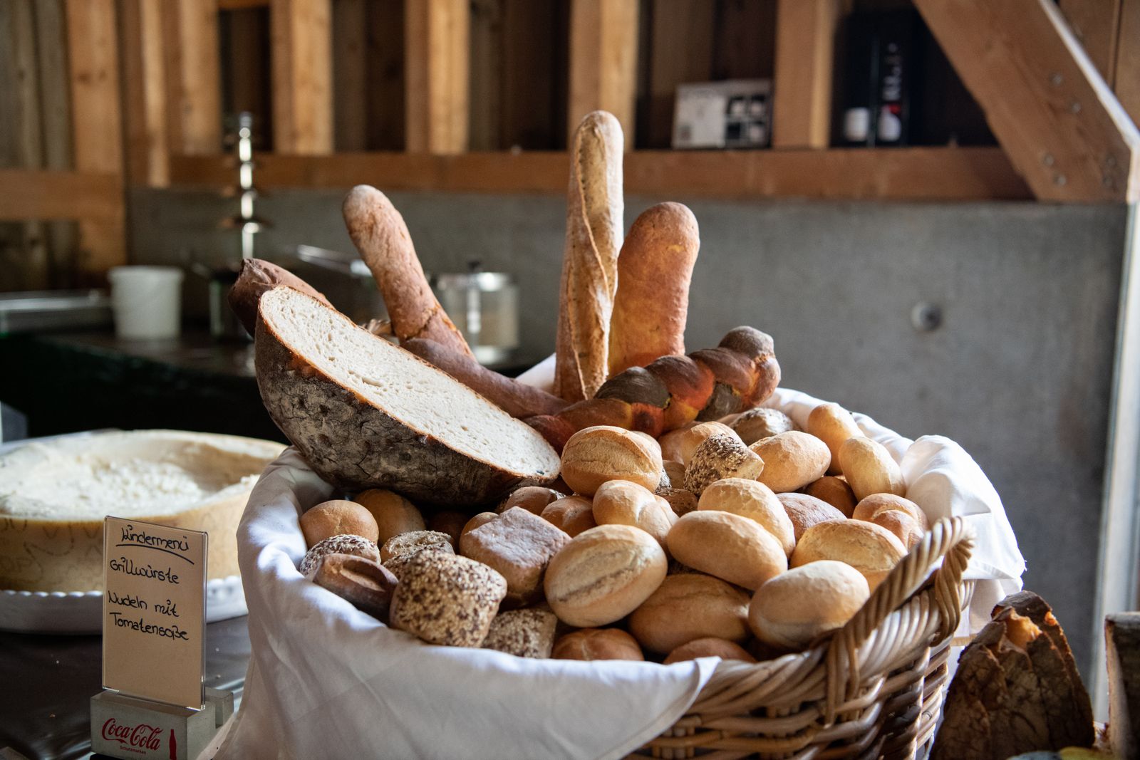 Brotkorb mit frischem Brot und Brötchen am Buffet