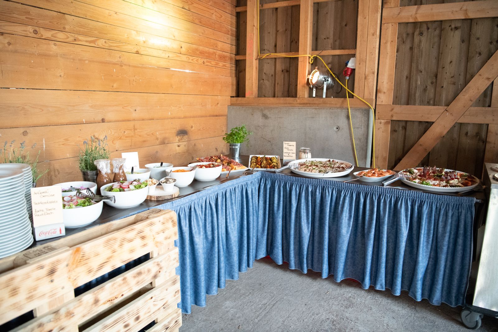 Buffet in rustikaler Holzscheune bei einer Hochzeit