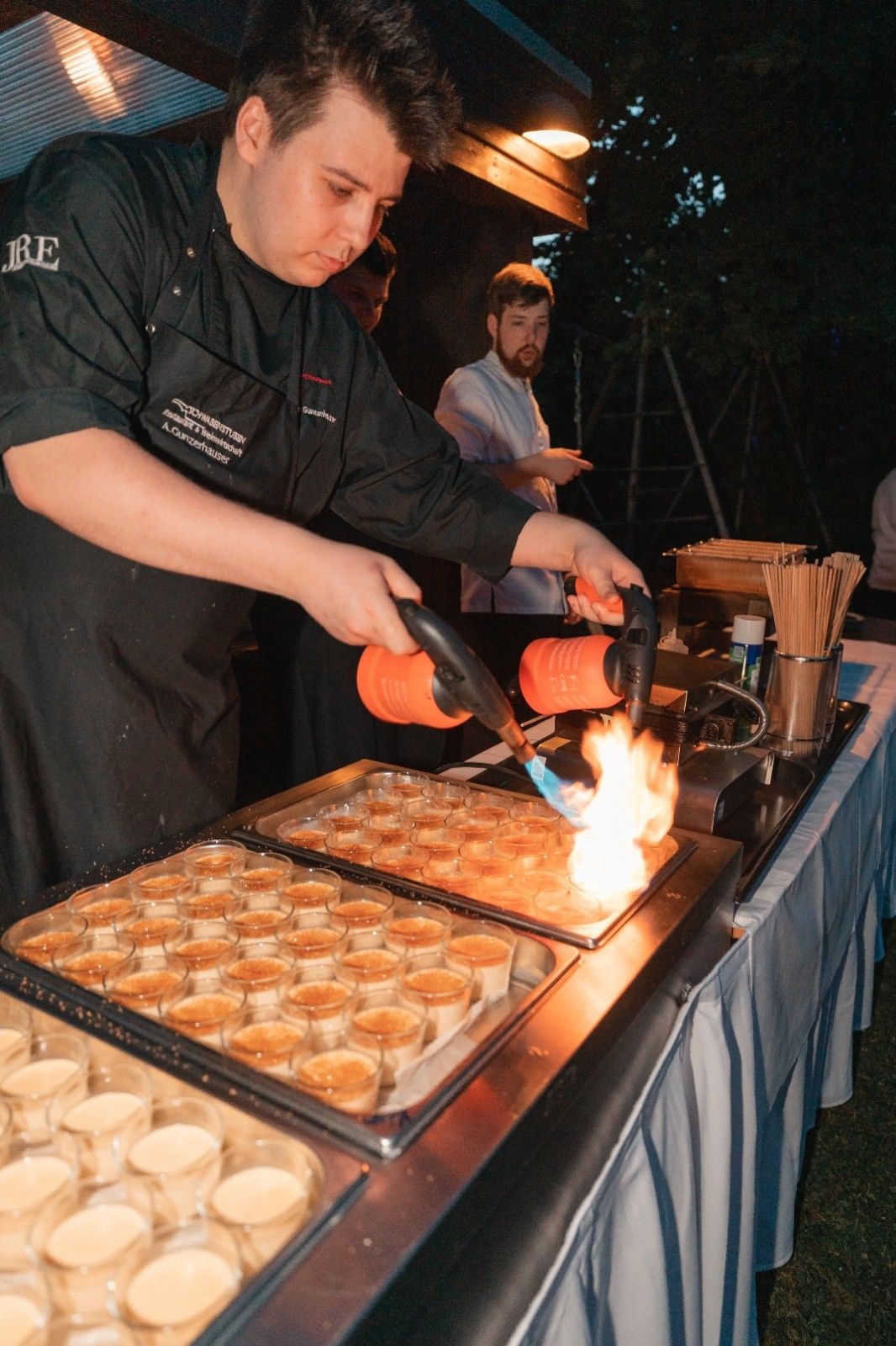 Dessert wird live mit dem Gasbrenner flambiert