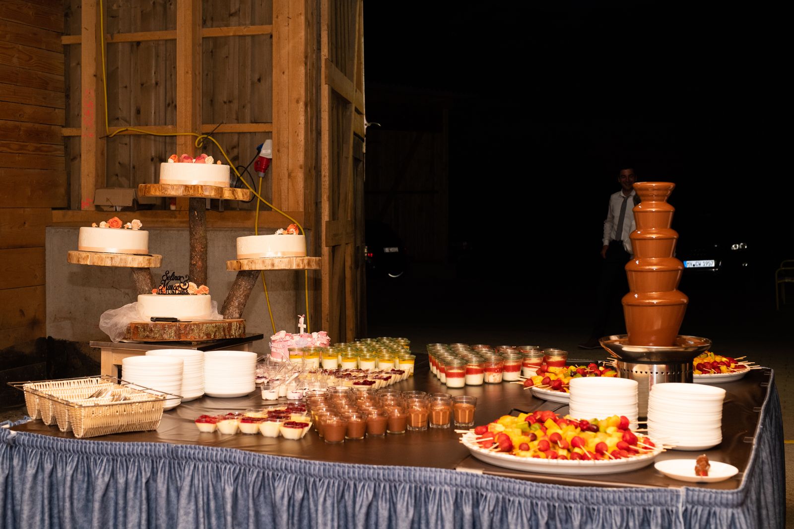 Dessertbuffet mit Schokobrunnen und Torten bei einer Hochzeit