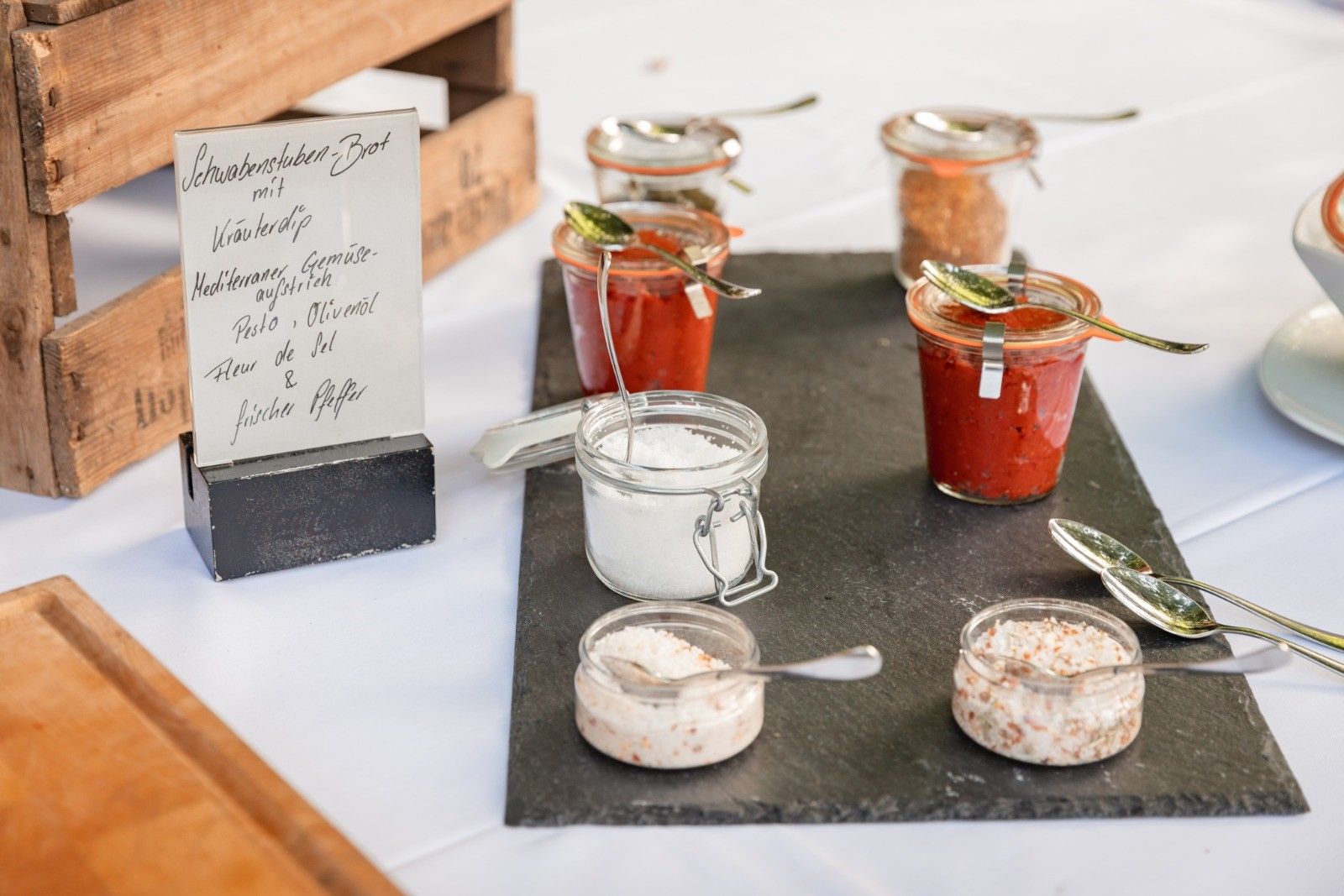 Dips und Saucen auf Schieferplatte im Weckglas serviert