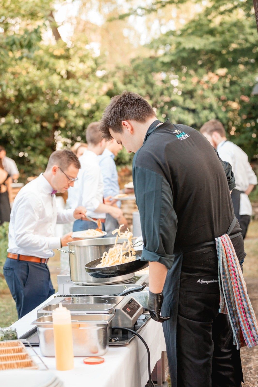 Live-Cooking mit frischer Pasta beim Open-Air-Catering