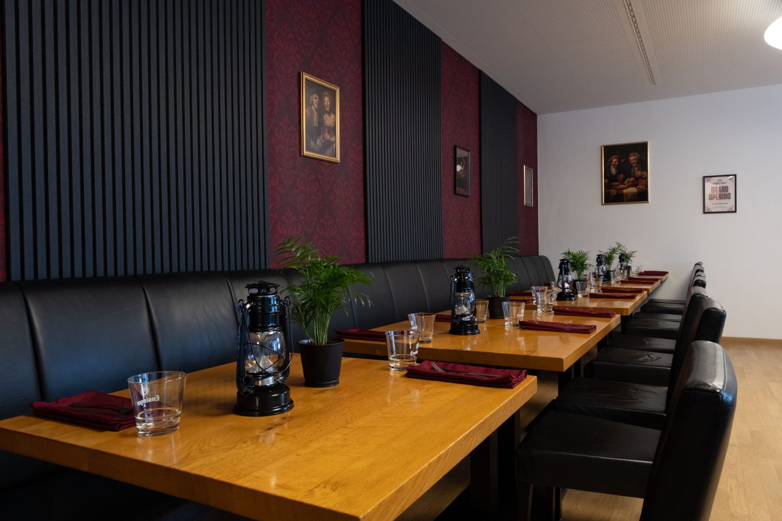 Lange gedeckte Tafel im Restaurant Schillers Blick