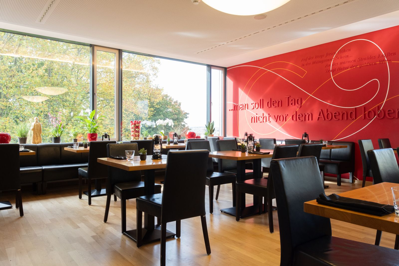 Panoramafenster und rote Schriftwand im Restaurant