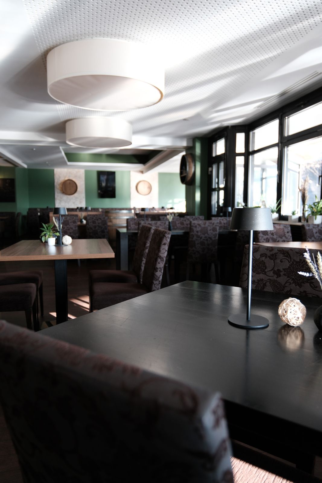 Gedeckter Tisch mit Tischlampe in den Schwabenstuben