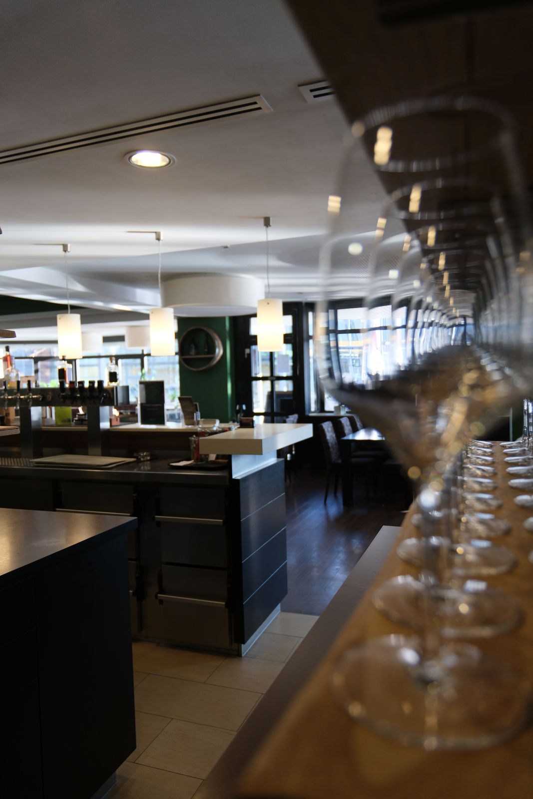 Weingläser an der Bar der Schwabenstuben