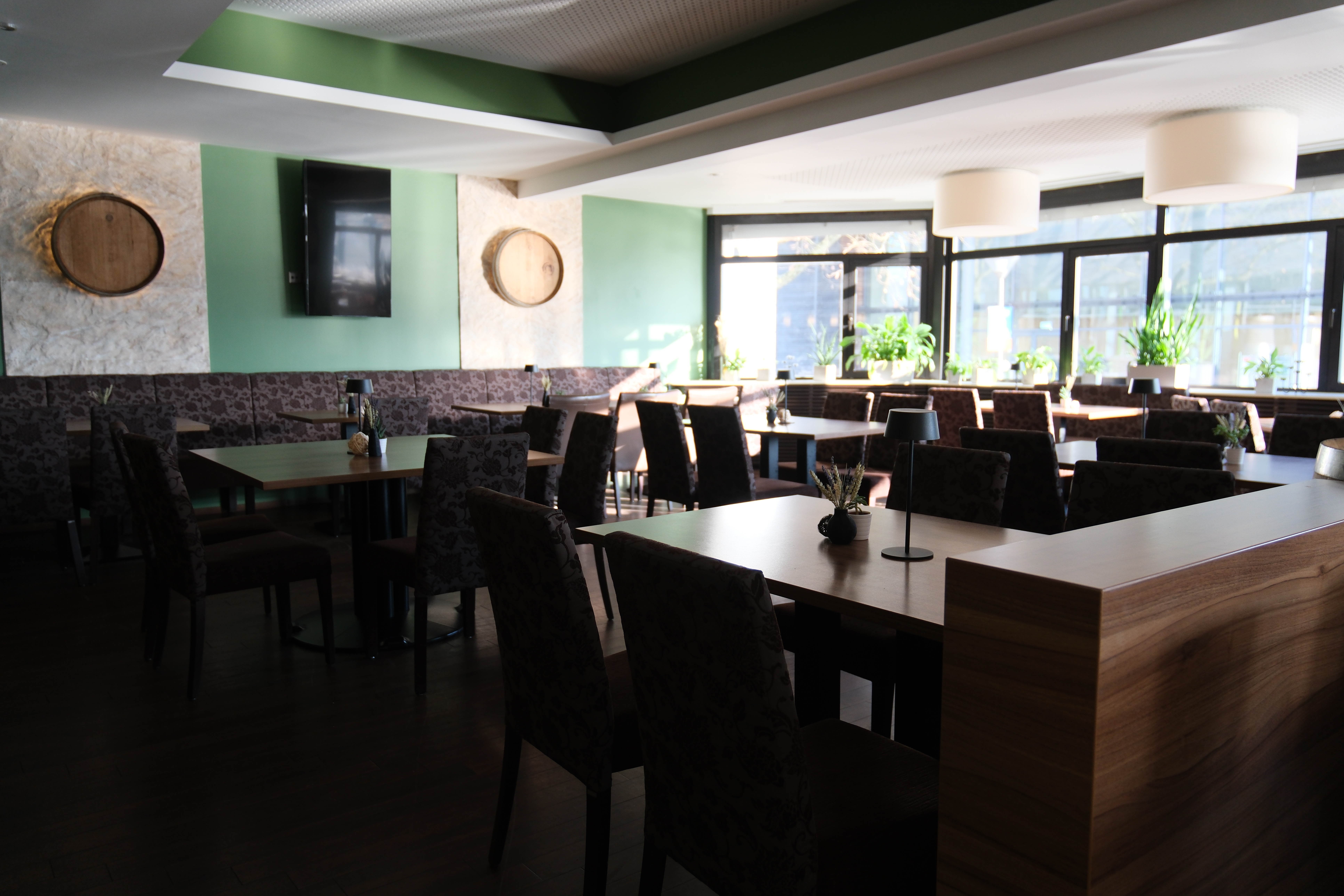 Schwabenstuben Freiberg am Neckar – Weingläser an der Bar